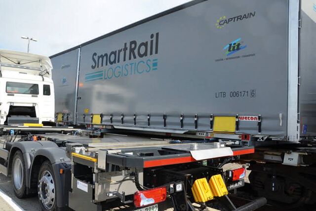 Ein LKW, der mit einer Wechselbrücke beladen wird